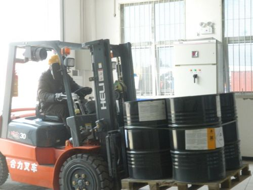 专家点评：燃油叉车无防爆准备进库房，这是作死吧？叉车上应急灯不防爆，用的是普通应急灯。