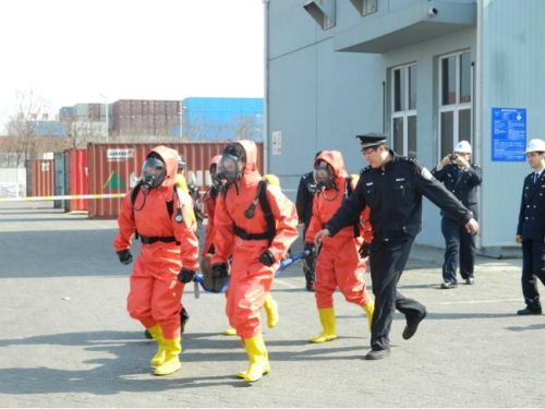 　　专家点评：他穿完防化服之后，头皮露出来了，跟没穿没什么区别。这头飘逸的长发有这么重要么？另外，这是防爆库吧？相机是什么情况？