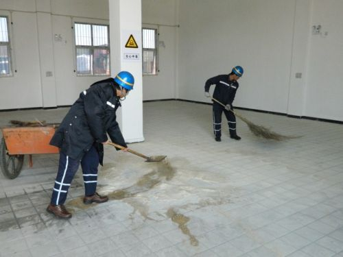 　　专家点评：拿铁锹的工人脚下的鞋不是劳保鞋也不具有消除静电功能，这是明显违反处理易燃易爆物体的规则的。