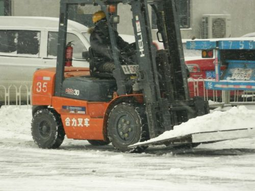 　　专家点评：在扫雪安全宣传中我们又看到了这台萌萌的叉车，看起来搬运的集装箱开箱估计都是它完成的，然后他仍然没有任何的安全防爆措施……