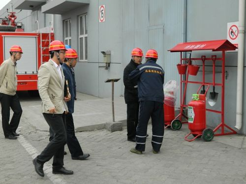 　　专家点评：沙箱呢？桶为什么是空的，消防安全要求起火源50m内必须有灭火器，但是建筑物必须在楼内有。