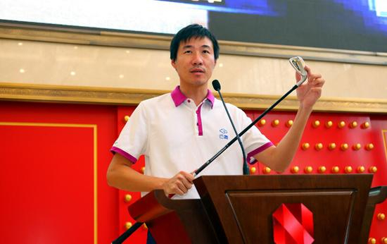 云高联合创始人李昂向参会嘉宾介绍人民高尔夫普及项目