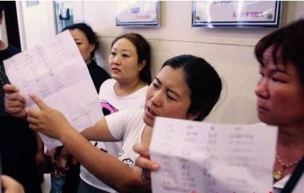 8月15日，天津爆炸事故失联消防员家属在寻找亲人。