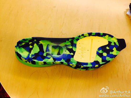 　　烈骏的前后减震包括cushion， 吸收冲击层，bounce 回弹层和缓冲层。由不同材质和形状的材料构成鞋底，为跑者提供保护。