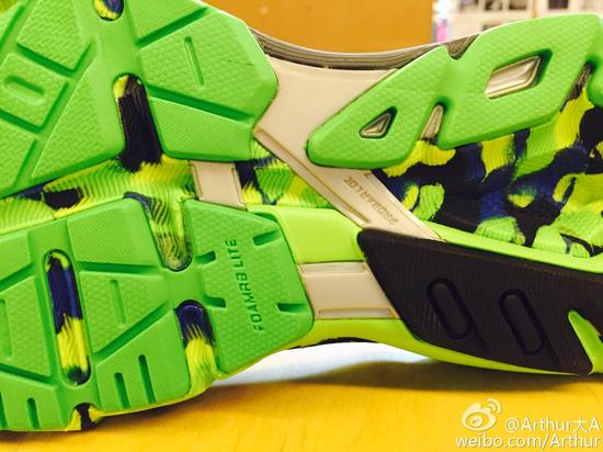 　　这块三角形的高强度材料，像既一座桥梁连接足底和前脚掌的减震，又为整支跑鞋提供至关重要的稳定和持久的平衡。