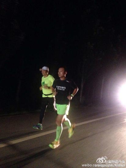 　　六公里的下山是前面四公里辛苦的奖赏。笔者和国内知名的超跑者汤辉，一同享受这六公里的风驰电掣。我们的配速也从上山时的6分30秒，提升到5分10秒左右。第一个10公里，59分10秒。而天色已然大亮。记得天空从月光弥漫到被云层后的日光点燃，只有短短的五分钟。每每都惊诧，大自然是最好的导演。