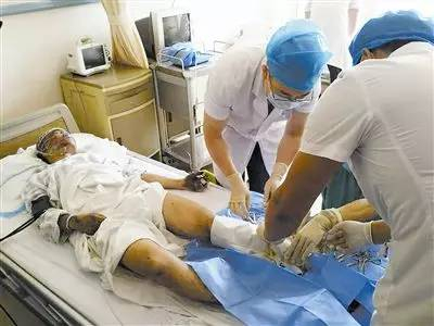 　　14日，此前失联的天津消防总队开发区支队的19岁战士周倜获救。被发现时，周倜正躺在爆炸仓库附近的跃进路上，身旁是被炸飞的集装箱。苏醒后，他第一句话就问“队长，火灭了吗”。