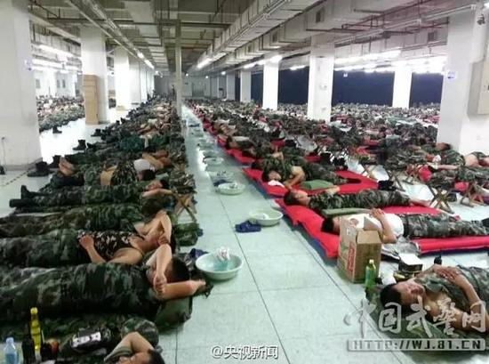 　　再强壮的汉子，也有躺下的时候，但他们的躺下是为了更好地站起来，用更加坚实的臂膀扛起更多的重托。武警滨海新区支队官兵受领任务以来始终坚守在任务的前沿，他们终于可以轮流进行休息了。