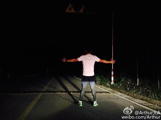 凌晨两点，接近接力区，烈骏准备好了。