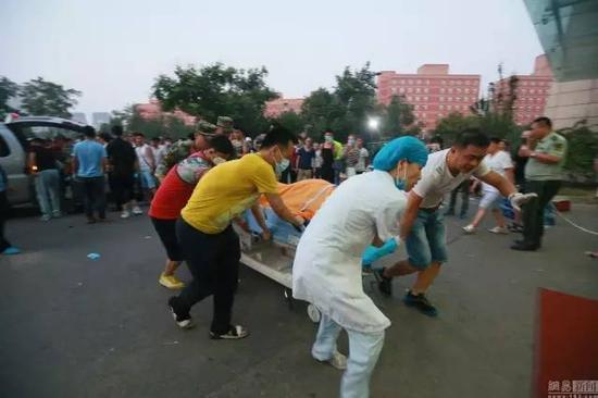 　　8月13日，天津，12日晚天津市滨海新区瑞海公司危险品仓库发生爆炸后，在救治伤员最多的天津泰达医院，不少民众积极行动，担当志愿者，参与救援工作。东方IC