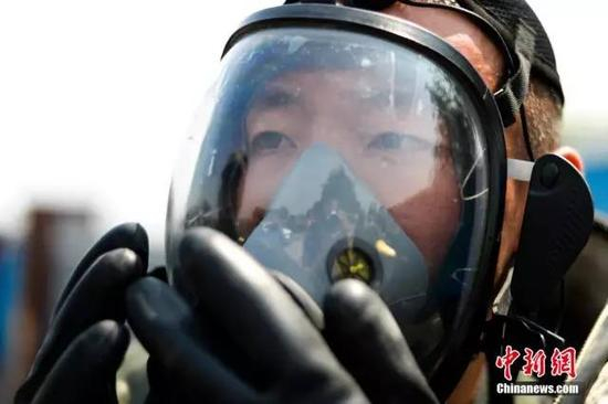 　　8月16日，北京卫戍区某防化团在天津港“812”特别重大火灾爆炸事故现场的驻地，防化兵准备进入核心区作业。