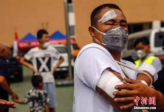 8月15日中午，天津滨海新区开发区第二小学安置点民众开始撤离。