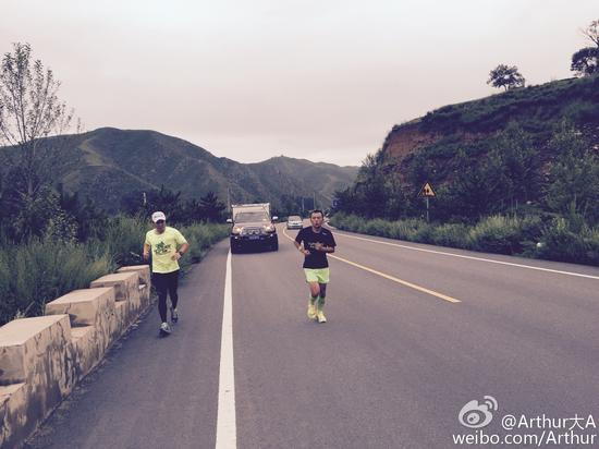 　　在漫长的缓坡爬升后，我们到达了海拔1150 米左右的区域。接着是3公里的下坡。在整个行程中，我们的跑步路程是最长的。20公里，2小时0分30秒。