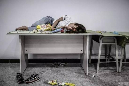 　　8月13日，天津港“8·12”瑞海公司危险品仓库特别重大火灾爆炸事故发生后，滨海新区开发区第二小学成为一处安置点。图为在安置点的民众。