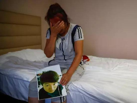 　　王贵红来自天津蓟县，离婚6年的她与20岁的儿子李富越相依为命。8月13日凌晨两点，王贵红和姐姐一同连夜开车赶到事发地寻找孩子。“7月13号是我最后一次见到他，他难得休息，特意陪我到海滩捡贝壳，那一天过得很开心……我不想要赔偿，人如果没了，多少赔偿都换不回来。”