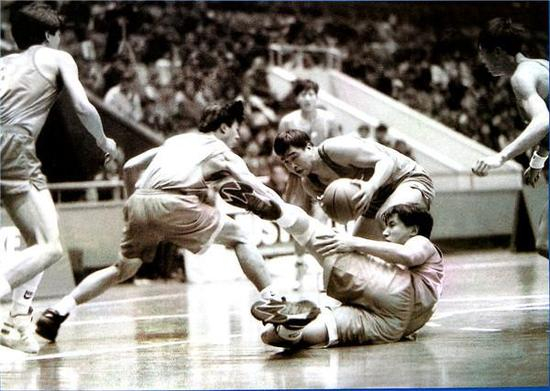 南部男篮凌小龙（持球者）