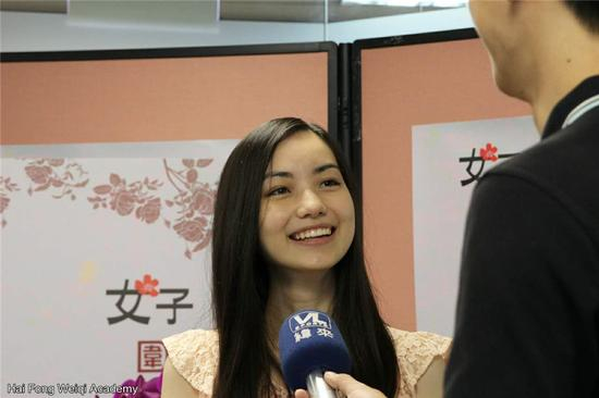 黑嘉嘉开心接受采访