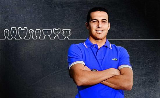 佩德罗在推特上发布了身穿蓝色衣服的照片