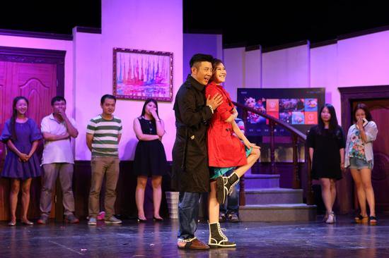 　高晓攀和男粉丝跳起魅（基）力（情）四射的贴身热舞