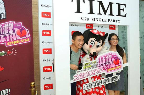 　演出前男女剧迷随机配对合影，邂逅浪漫