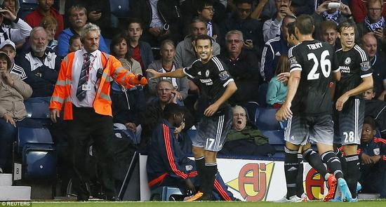 笑着从保安那里拿回鞋