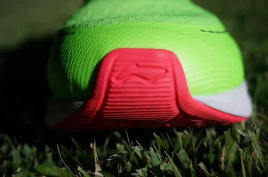 鞋头防撞设计，防止擦伤脚趾或碰撞。