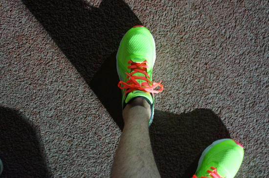环弓二代跑鞋上脚，包裹性不错，脚感良好，鞋底比较柔软，鞋子重量轻。