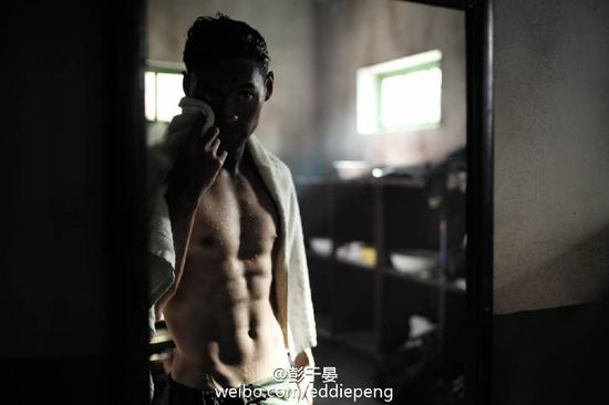 彭于晏晒袁弘腹肌照