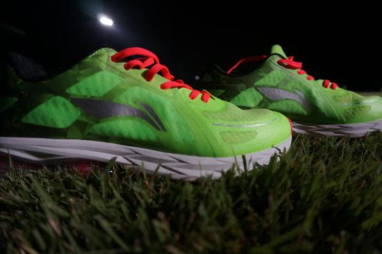 鞋身撞色品牌LOGO，色彩鲜丽，做工精致。