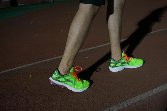 上脚侧面展示。