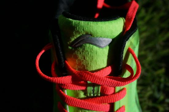 独特的鞋面、鞋舌一体化设计，避免了鞋舌与鞋面的拼接，旨在提供良好的脚感。