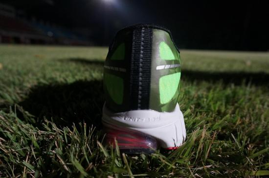 后跟运用反光材质，时尚美观的同时为夜跑提供多一重安全保障。