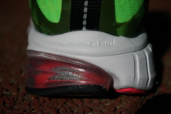 Phylon最大的特点就是轻便、弹性好，具有很好的缓震性能。