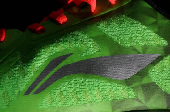 腰身使用更为通透的MONO纱材质与单层网布结合，保证良好的透气性能。