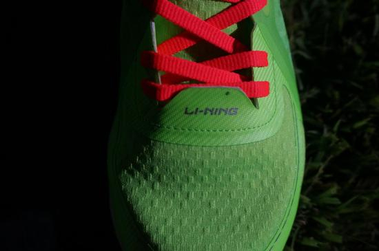 鞋头使用弹性三明治网布，柔软贴脚，更好的包裹双脚。