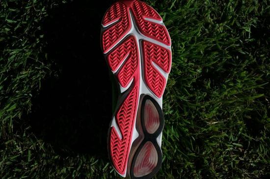 橡胶大底提高防滑性，带来轻松舒适运动体验。