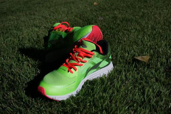 夜景下的李宁环弓二代跑鞋。