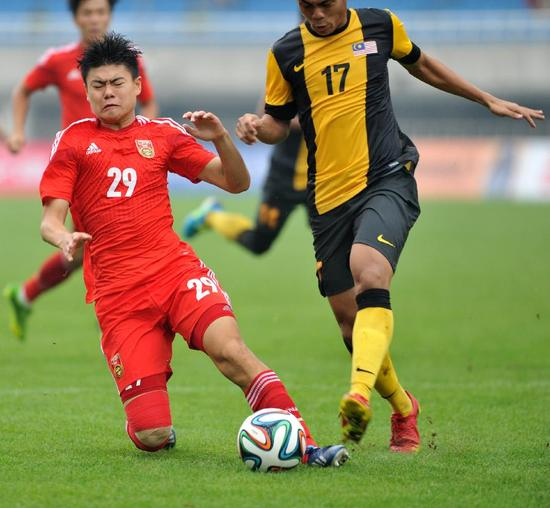 杨立瑜(左)积极拼抢