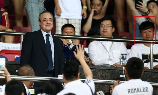 林良铭与皇马主席弗洛伦蒂诺共同出现在看台