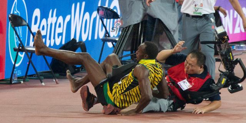 新浪直击博尔特摔倒瞬间