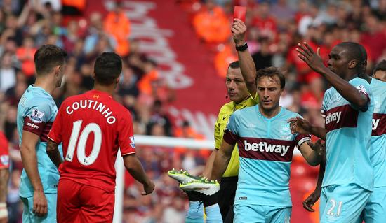 库蒂尼奥被罚红牌