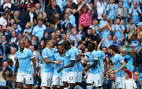 斯特林与队友庆祝进球