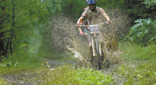 风驰电掣 吉友 王连福 摄