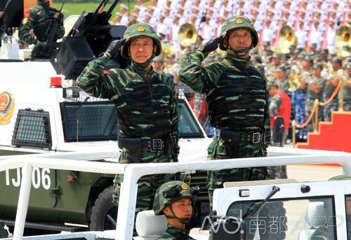 武警反恐突击车方队将军领队孟鸣少将（左）带领方队进行训练。新华社发