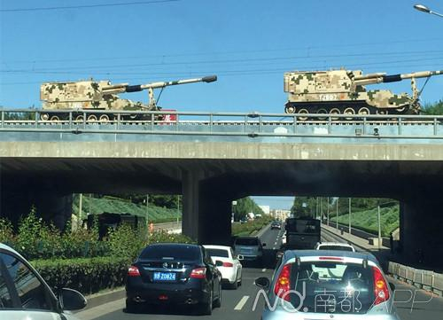 今天下午，参加明天阅兵式的两辆05式两栖装甲车经过北京十里堡。