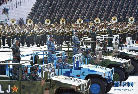 　　白建军中将、田中中将、陈东中将、吴国华中将、潘昌杰中将（自左至右）率领装备方队接受检阅。新华社记者 罗晓光 摄