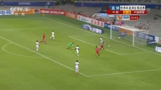 图3 于汉超推射空门被对方解围击中立柱