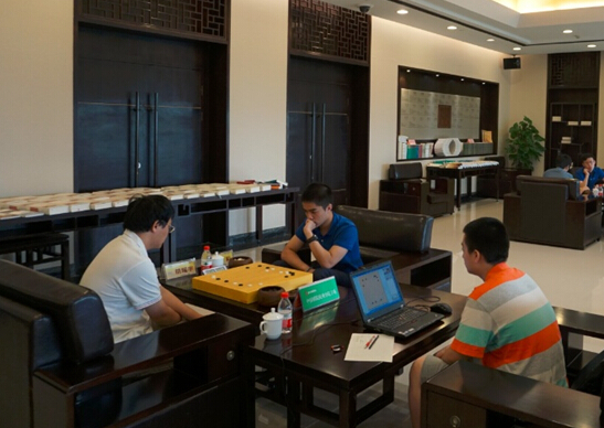 谢科（白） 对 胡耀宇（黑）