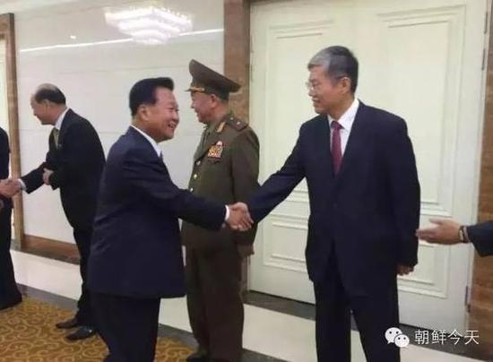 　　朝鲜劳动党中央政治局委员、党中央书记崔龙海3日晚返回平壤，中国驻朝鲜使馆公参张承刚到平壤顺安国际机场迎接。 图| 朝鲜今天