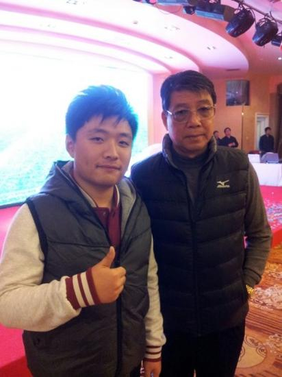 球迷与徐根宝合影